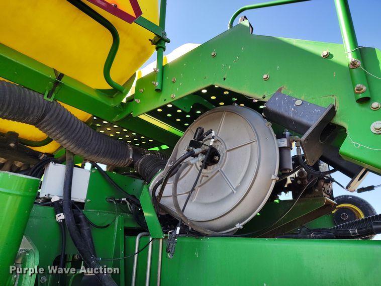 image for item DV6580 2007 John Deere 1770NT no-till planter