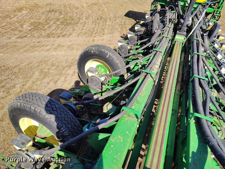 image for item DV6580 2007 John Deere 1770NT no-till planter