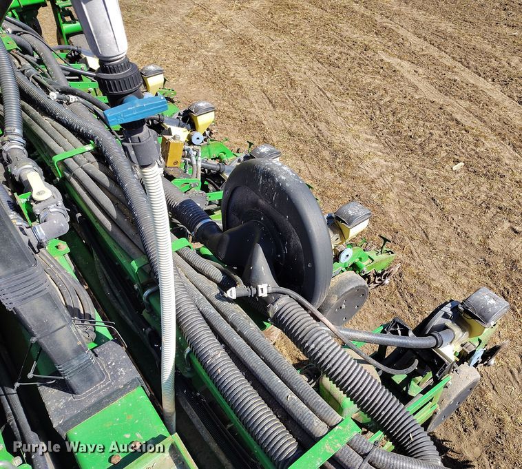 image for item DV6580 2007 John Deere 1770NT no-till planter