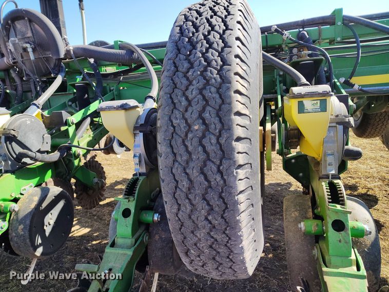 image for item DV6580 2007 John Deere 1770NT no-till planter