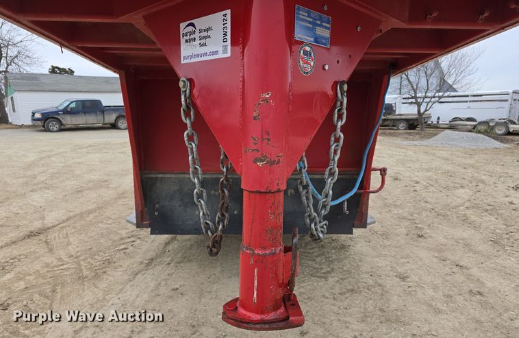 image for item DW3124 2004 Featherlite Inc. 5360 livestock trailer