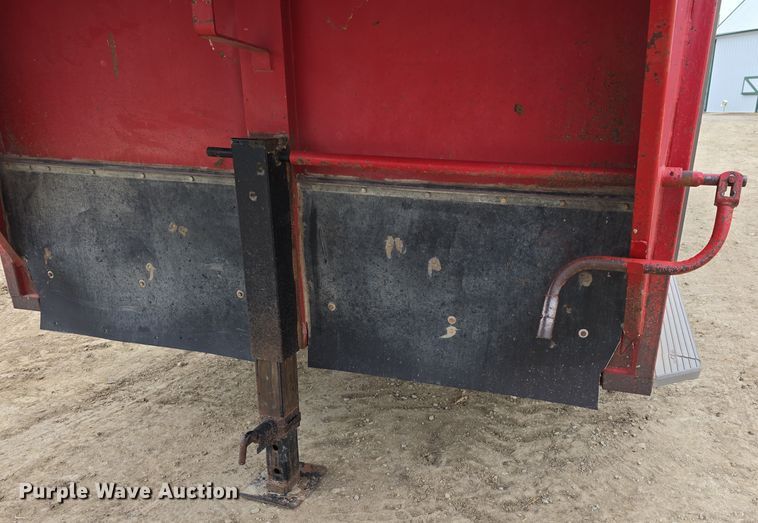 image for item DW3124 2004 Featherlite Inc. 5360 livestock trailer
