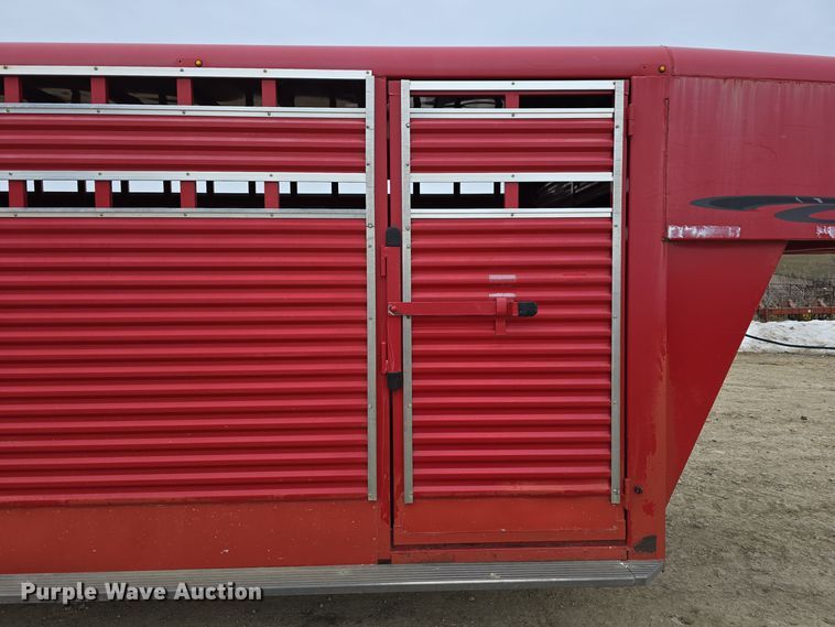 image for item DW3124 2004 Featherlite Inc. 5360 livestock trailer