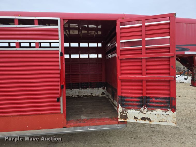 image for item DW3124 2004 Featherlite Inc. 5360 livestock trailer