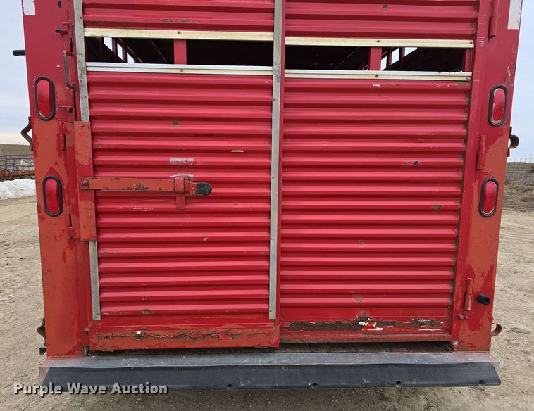 image for item DW3124 2004 Featherlite Inc. 5360 livestock trailer