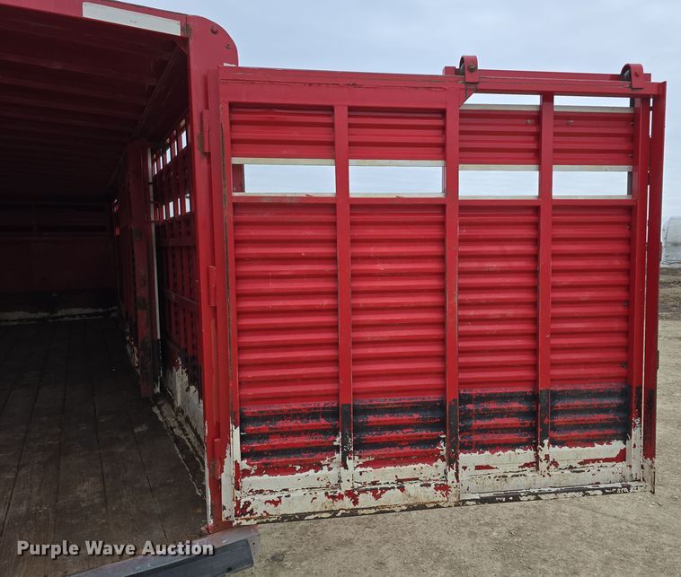 image for item DW3124 2004 Featherlite Inc. 5360 livestock trailer
