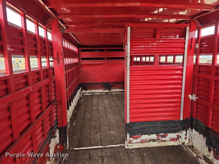 image for item DW3124 2004 Featherlite Inc. 5360 livestock trailer