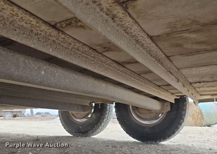 image for item DW3124 2004 Featherlite Inc. 5360 livestock trailer