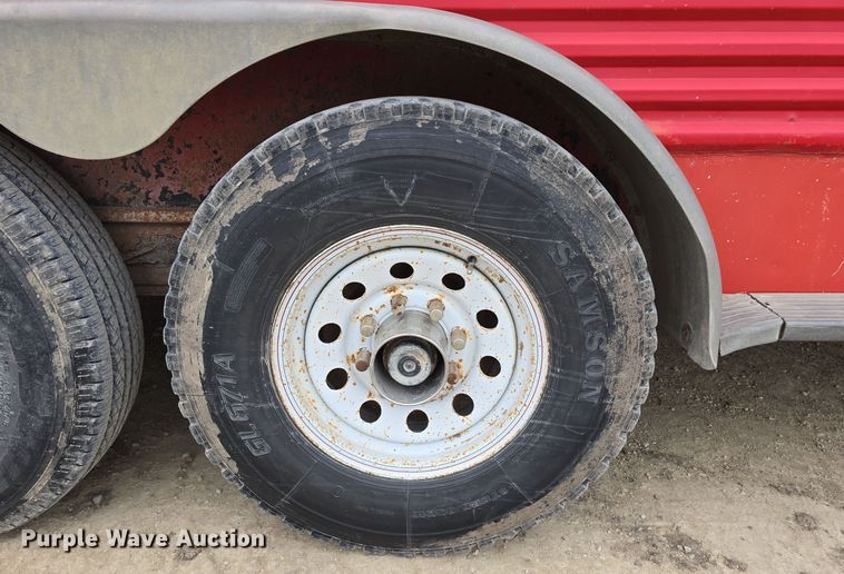 image for item DW3124 2004 Featherlite Inc. 5360 livestock trailer