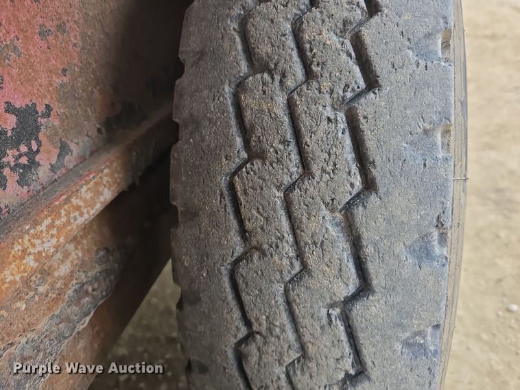 image for item DW3124 2004 Featherlite Inc. 5360 livestock trailer