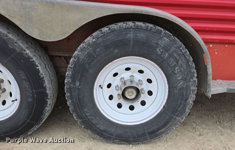 image for item DW3124 2004 Featherlite Inc. 5360 livestock trailer