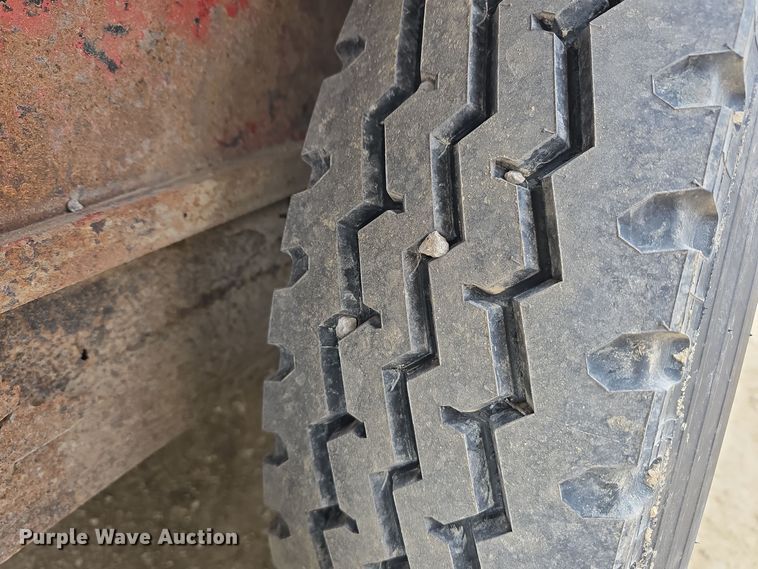 image for item DW3124 2004 Featherlite Inc. 5360 livestock trailer