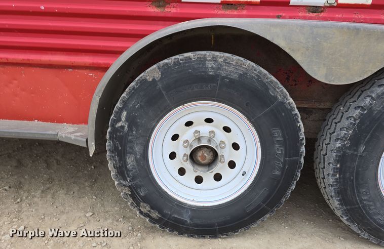 image for item DW3124 2004 Featherlite Inc. 5360 livestock trailer