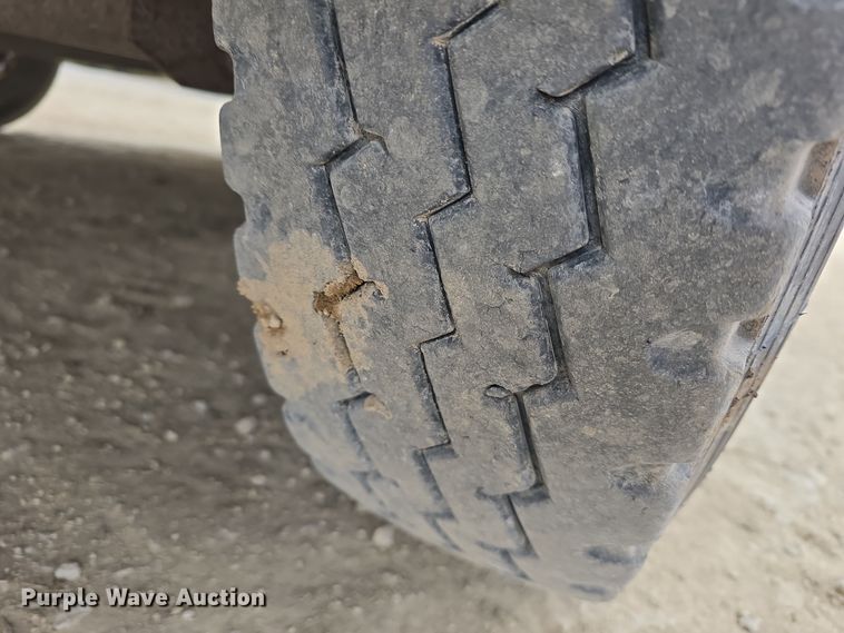 image for item DW3124 2004 Featherlite Inc. 5360 livestock trailer