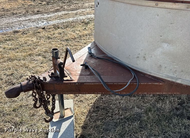 image for item EQ1086 1981 W-W livestock trailer