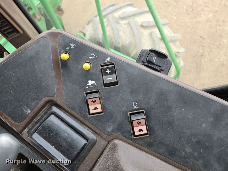 image for item EQ3956 2000 John Deere 4990 SP swather / windrower