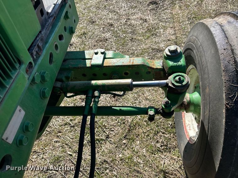 image for item ER4998 1997 John Deere 7410 tractor