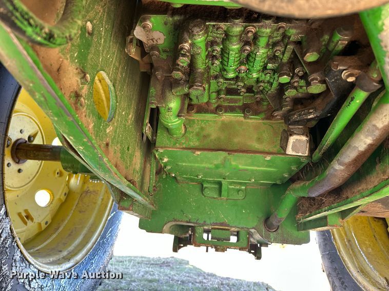 image for item ER4998 1997 John Deere 7410 tractor