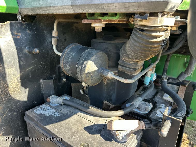 image for item ER4998 1997 John Deere 7410 tractor