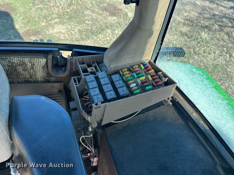 image for item ER4998 1997 John Deere 7410 tractor