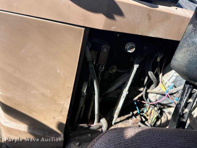 image for item ER4998 1997 John Deere 7410 tractor