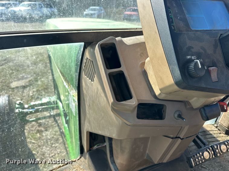 image for item ER4998 1997 John Deere 7410 tractor