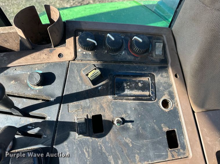 image for item ER4998 1997 John Deere 7410 tractor