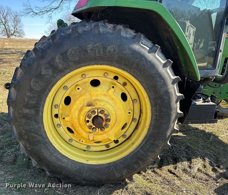 image for item ER4998 1997 John Deere 7410 tractor