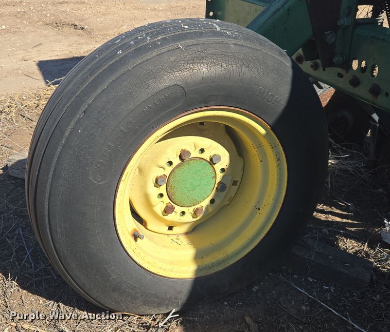 image for item ER8767 John Deere 520 grain drill