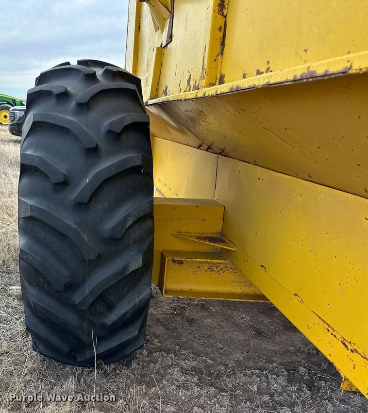 image for item ER8781 Big 12 DK-600 grain cart