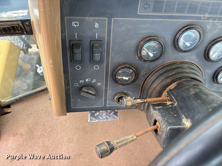 image for item EY9906 1995 Caterpillar Challenger 65C tractor