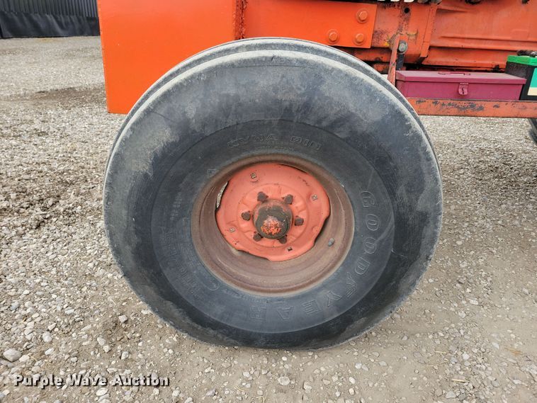 image for item NB9838 1976 Case 1070 tractor