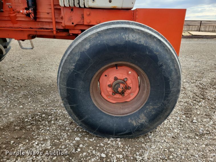 image for item NB9838 1976 Case 1070 tractor