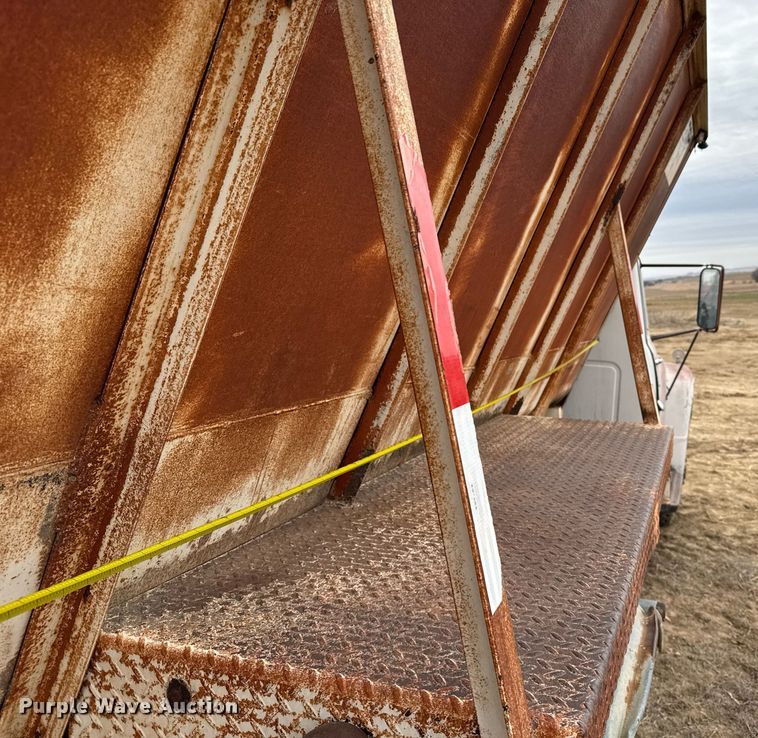 image for item NN9570 1964 International 1600 INT feed delivery truck