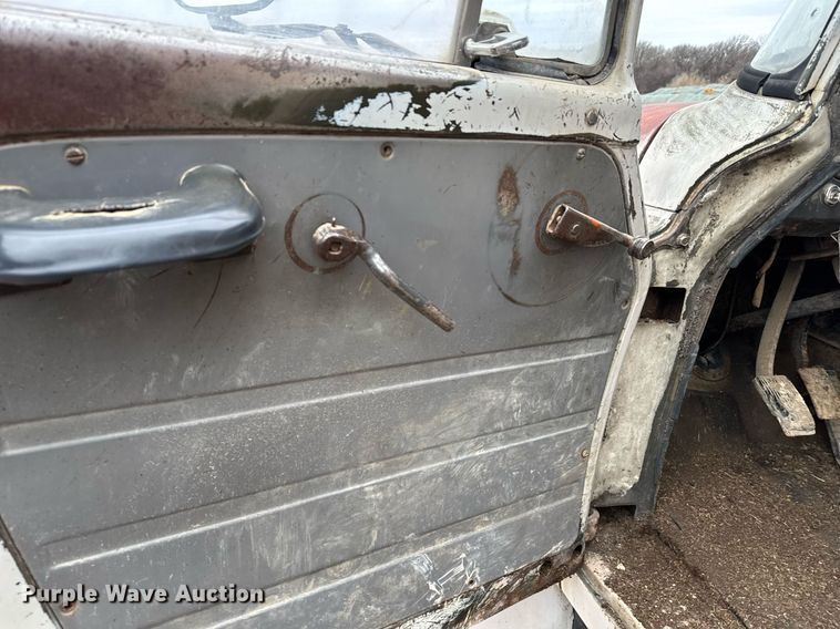 image for item NN9570 1964 International 1600 INT feed delivery truck