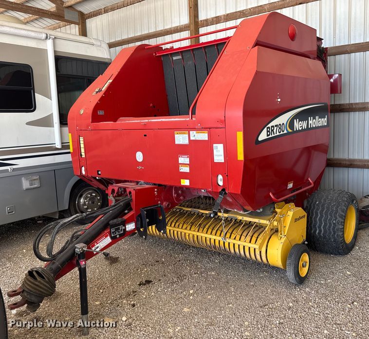image for item NN9589 2005 New Holland BR780 round baler