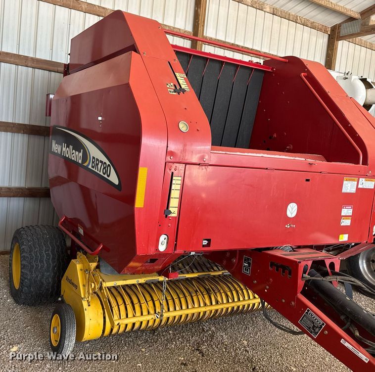 image for item NN9589 2005 New Holland BR780 round baler