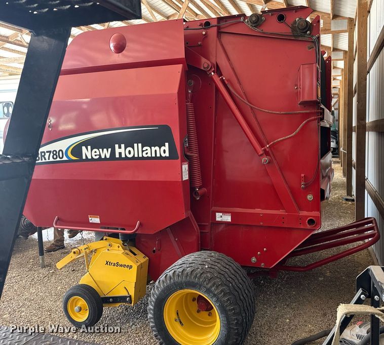 image for item NN9589 2005 New Holland BR780 round baler