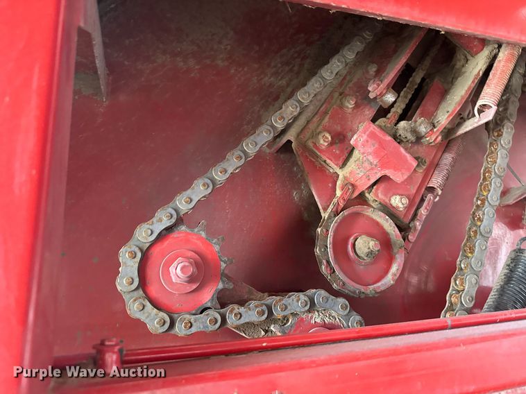 image for item NN9589 2005 New Holland BR780 round baler