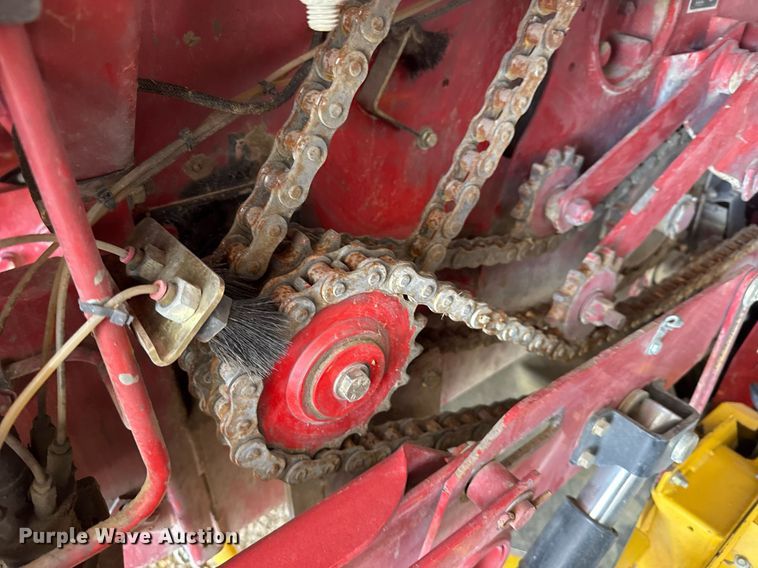 image for item NN9589 2005 New Holland BR780 round baler