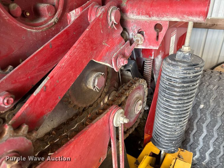 image for item NN9589 2005 New Holland BR780 round baler