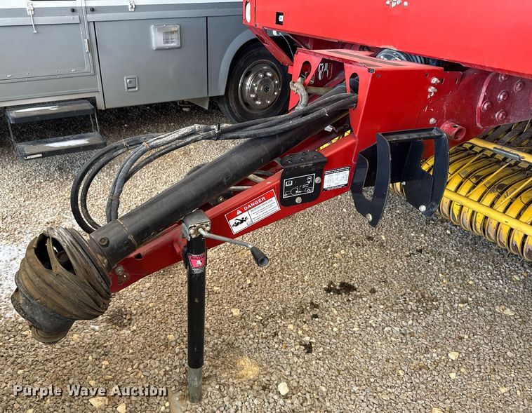 image for item NN9589 2005 New Holland BR780 round baler