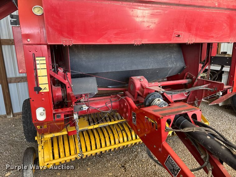 image for item NN9589 2005 New Holland BR780 round baler