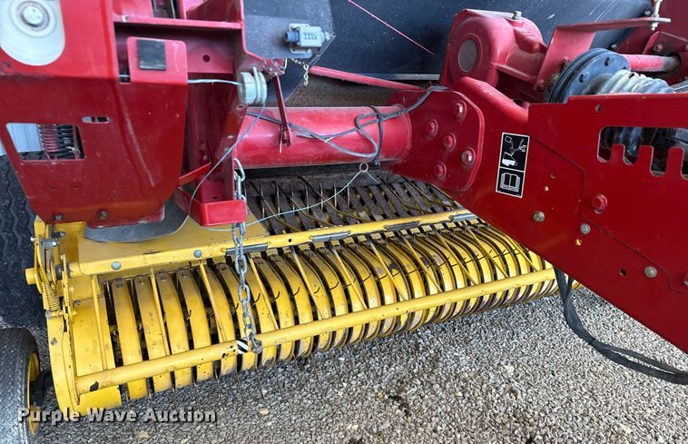 image for item NN9589 2005 New Holland BR780 round baler