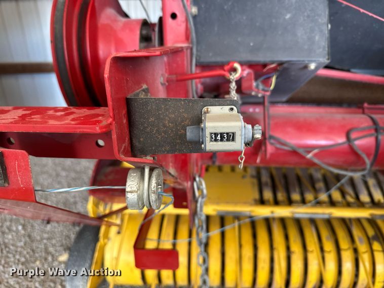 image for item NN9589 2005 New Holland BR780 round baler