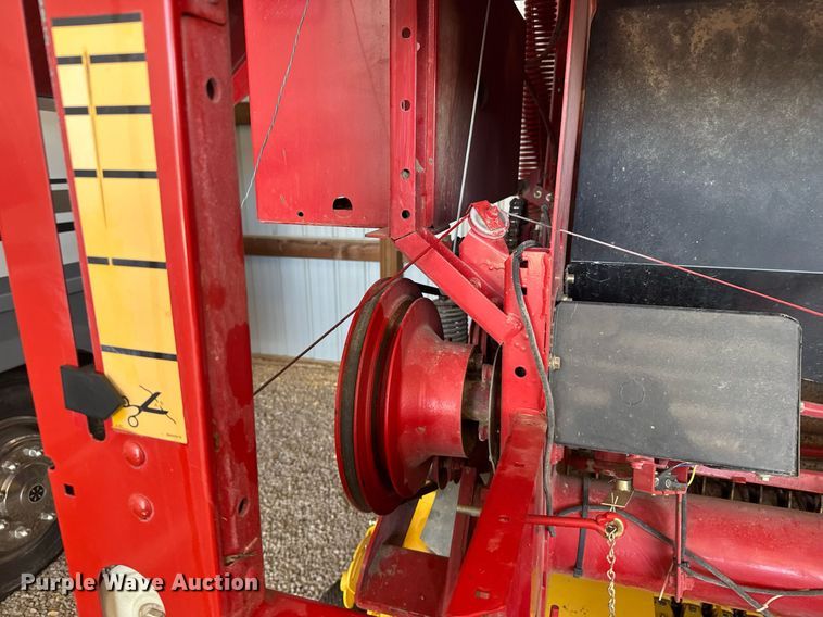 image for item NN9589 2005 New Holland BR780 round baler