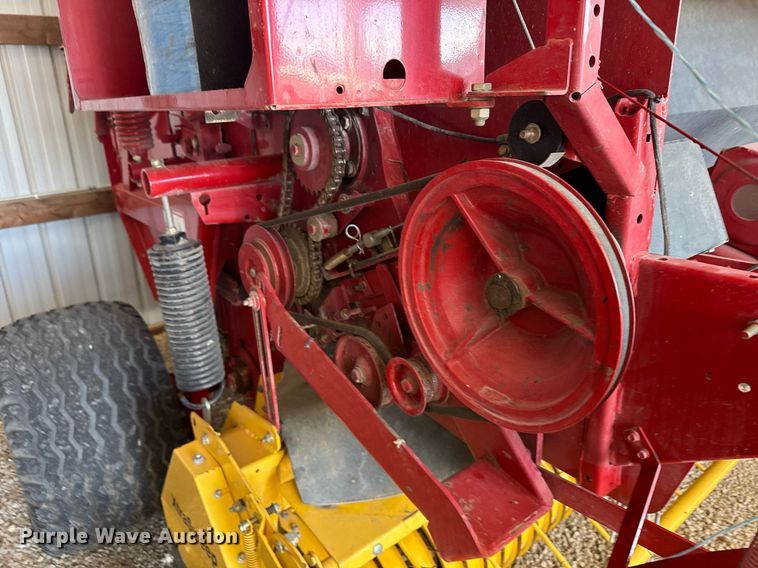 image for item NN9589 2005 New Holland BR780 round baler