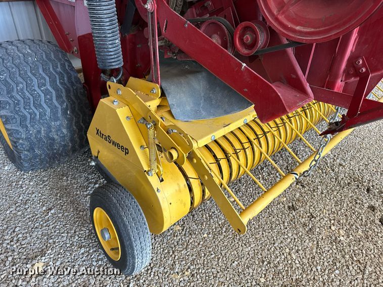 image for item NN9589 2005 New Holland BR780 round baler