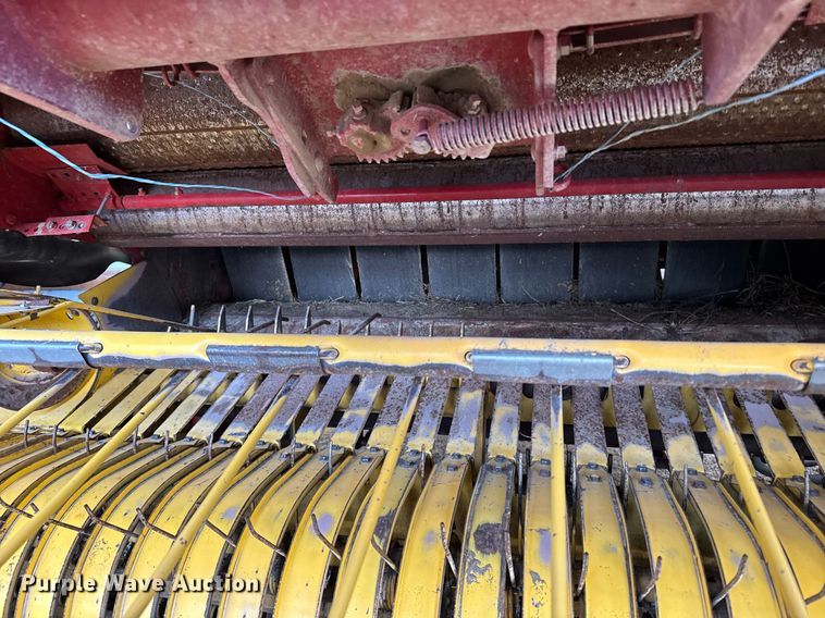 image for item NN9589 2005 New Holland BR780 round baler