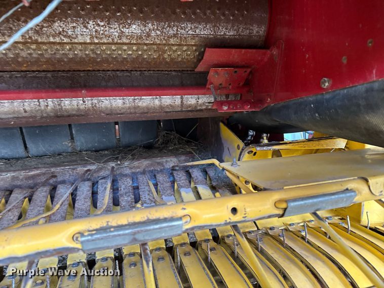 image for item NN9589 2005 New Holland BR780 round baler
